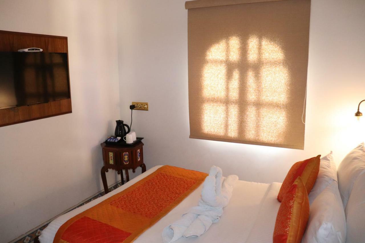 Nirbana Palace - A Heritage Hotel And Spa Jaipur Bagian luar foto